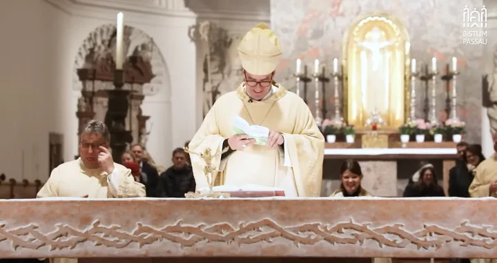 Šaljivi biskup njeguje stare običaje/ Screenshot/ YouTube/