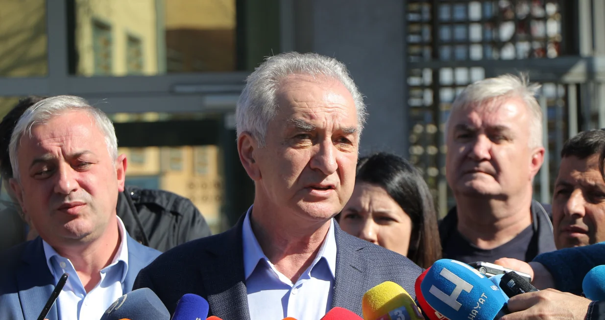 Opozicija iz RS-a, predvođena Jelena Trivić, Branislav Borenović, Mirko Šarović Nebojša Vukanović, predala je danas Tužilaštvu BiH krivičnu prijavu protiv stotinu osoba zbog izbornih krađa./Senad Gubelić