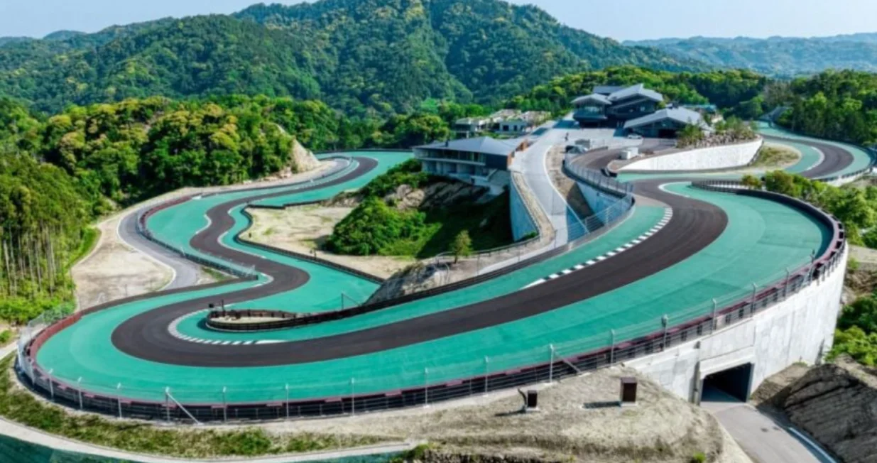 Pogledajte impresivnu trkaću stazu jednog milijardera: Duga je 3.5 kilometara, a evo &scaron;ta jo&scaron; ima/Youtube/@cornesmotors6129