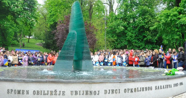 spomenik ubijenoj djeci sarajeva/Admir Kuburovic Tessla@hotmail.com