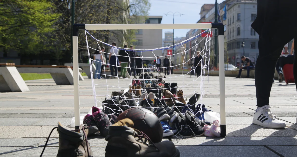 32 godine od početka opsade Sarajeva: Postavka više od 15.000 pari cipela u znak sjećanja na ubijene građane/Damir Deljo