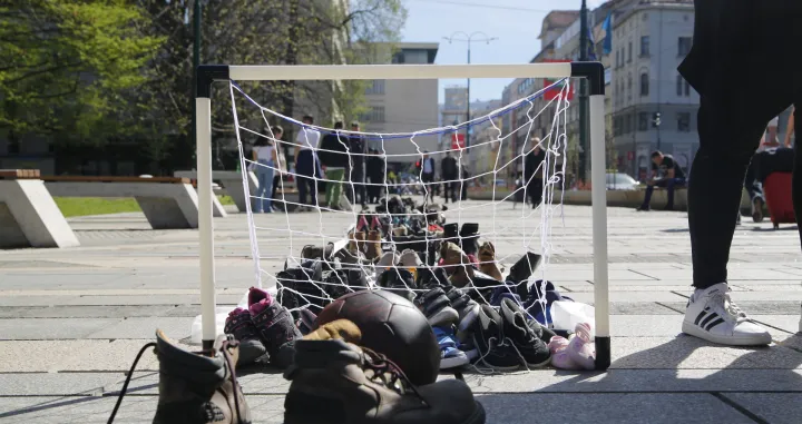 32 godine od početka opsade Sarajeva: Postavka više od 15.000 pari cipela u znak sjećanja na ubijene građane/Damir Deljo