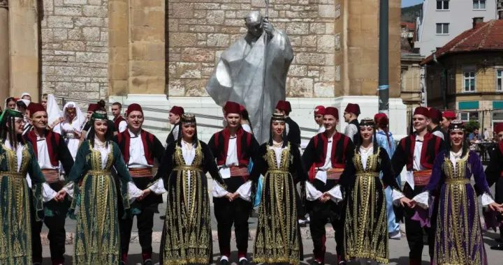 Članovi KUD-a zaigrali kolo/Fena