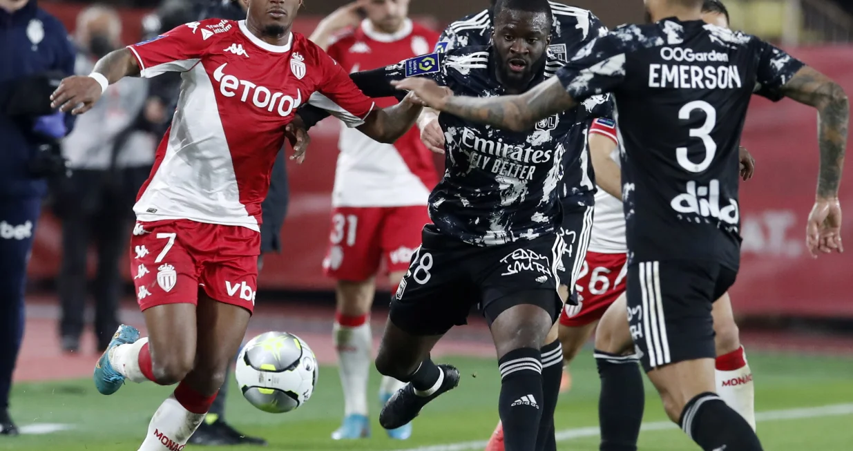 epa09730779 Gelson Martins (L) of AS Monaco and Rayan Cherki (C) of Olympique Lyon in action during the French Ligue 1 soccer match AS Monaco vs Olympique Lyon at Stade Louis II, in Monaco, 05 February 2022. EPA/SEBASTIEN NOGIER