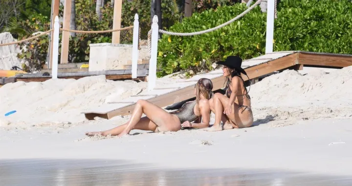 Kim i Khloe Kardashian na plaži/Profimedia
