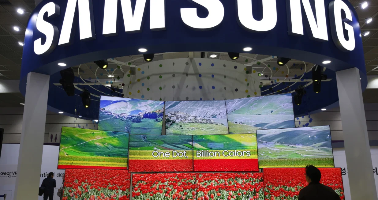 epa08967994 (FILE) - A South Korean visitor looks a Samsung Electronics TV at the Convention and Exhibition (COEX) center in Seoul, South Korea, 27 October 2016 (reissued 27 January 2021). Samsung is due to publish their 4th quarter 2020 results on 28 January 2021. EPA/JEON HEON-KYUN *** Local Caption *** 53091421/Jeon Heon-kyun