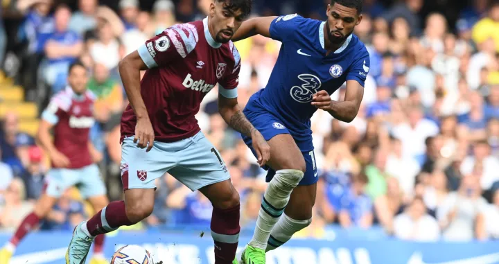 epa10157543 West Ham's Lucas Paqueta (L) and Chelsea's Ruben Loftus-Cheek (R) in action during the English Premier League soccer match between Chelsea FC and West Ham at the Stamford Bridge in London, Britain, 03 September 2022 EPA/NEIL HALL EDITORIAL USE ONLY. No use with unauthorized audio, video, data, fixture lists, club/league logos or 'live' services. Online in-match use limited to 120 images, no video emulation. No use in betting, games or single club/league/player publications