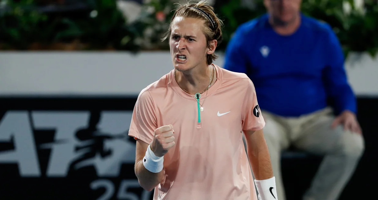 epa10395330 Sebastian Korda of the United States in his match against Novak Djokovic of Serbia during the Mens Singles Final 2023 Adelaide International Tennis Tournament at the Memorial Drive Tennis Centre in Adelaide, Australia, 08 January 2023. EPA/MATT TURNER AUSTRALIA AND NEW ZEALAND OUT