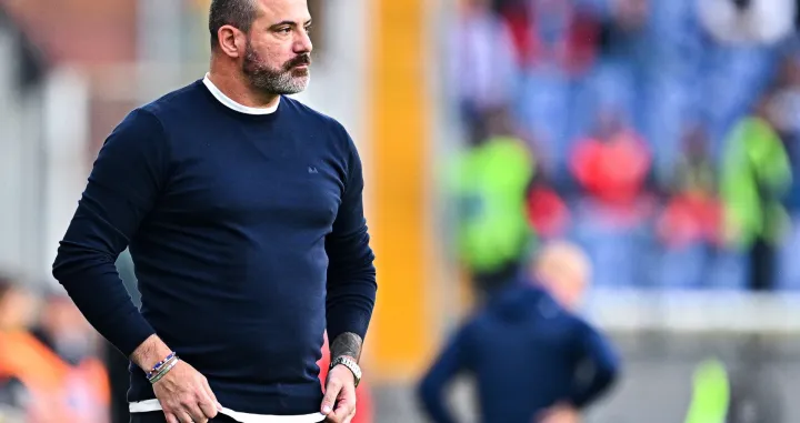 epa10290430 Sampdoria's head coach Dejan Stankovic reacts during the Italian Serie A soccer match between UC Sampdoria and ACF Fiorentina in Genoa, Italy, 06 November 2022. EPA/Simone Arveda