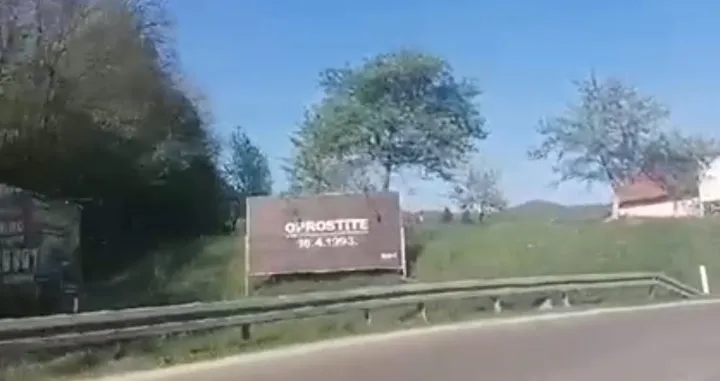 Plakat na ulazu u Ahmiće/ N1/