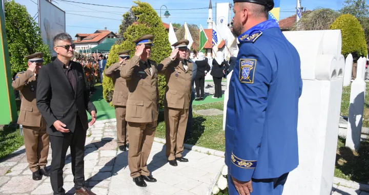 Polaganjem cvijeća na Šehidskom mezarju Kovači i odavanjem počasti poginulim borcima i šehidima obilježena je 19. godišnjica 2. pješadijskog puka Oružanih snaga Bosne i Hercegovine (OS BiH) i 32. godišnjica formiranja Armije Republike BiH (Denis Zuberi - Anadolu Agency)/Anadolija
