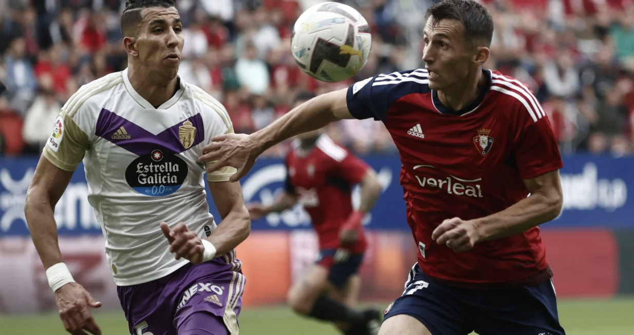epa10275115 Osasuna's Croatian forward Ante Budimir (R) vies for the ball with Real Valladolid's defender Javier Sanchez (L) during their LaLiga league game at El Sadar Stadium, in Pamplona, northern Spain, 30 October 2022. EPA/Jesus Diges