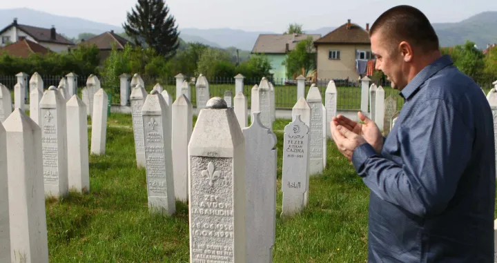 Adnan Zec na očevom mezaru/