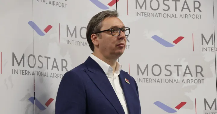 Zamjenik predsjedavajućeg Doma naroda Parlamentarne skupštine Bosne i Hercegovine (PSBiH) Dragan Čović danas se u Mostaru, zajedno s predsjedavajućom Vijeća ministara Bosne i Hercegovine Borjanom Krišto, te predstavnicima vlasti iz Grada Mostara i Hercegovačko-neretvanskog kantona, sastao s predsjednikom Republike Srbije Aleksandrom Vučićem (na fotografiji), nakon prvog direktnog leta na liniji Beograd - Mostar (VM BiH - Anadolu Agency)/�