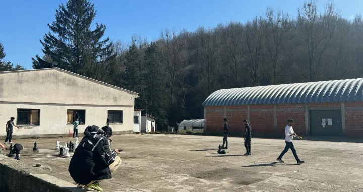 Migranti igraju kriket/