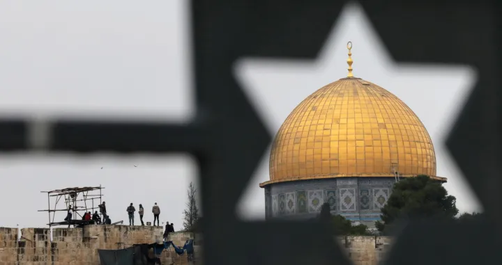 epa10392164 A view from the Mount of Olives shows Palestinians standing on the Old City walls at the Temple Mount complex in the Old City of Jerusalem 06 January 2023. The UN Security Council convened for an emergency discussion following the visit on 03 January of Israel's new far-right Internal Security Minister Itamar Ben Gvir to the Temple Mount complex and the Al Aqsa Mosque. EPA/ABIR SULTAN/Abir Sultan