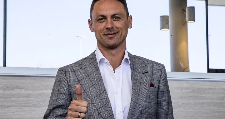 epa10010521 Serbian soccer player Nemanja Matic, new signing of AS Roma, poses for photographers as he arrives at Ciampino's airport in Rome, Italy, 13 June 2022. EPA/ANGELO CARCONI