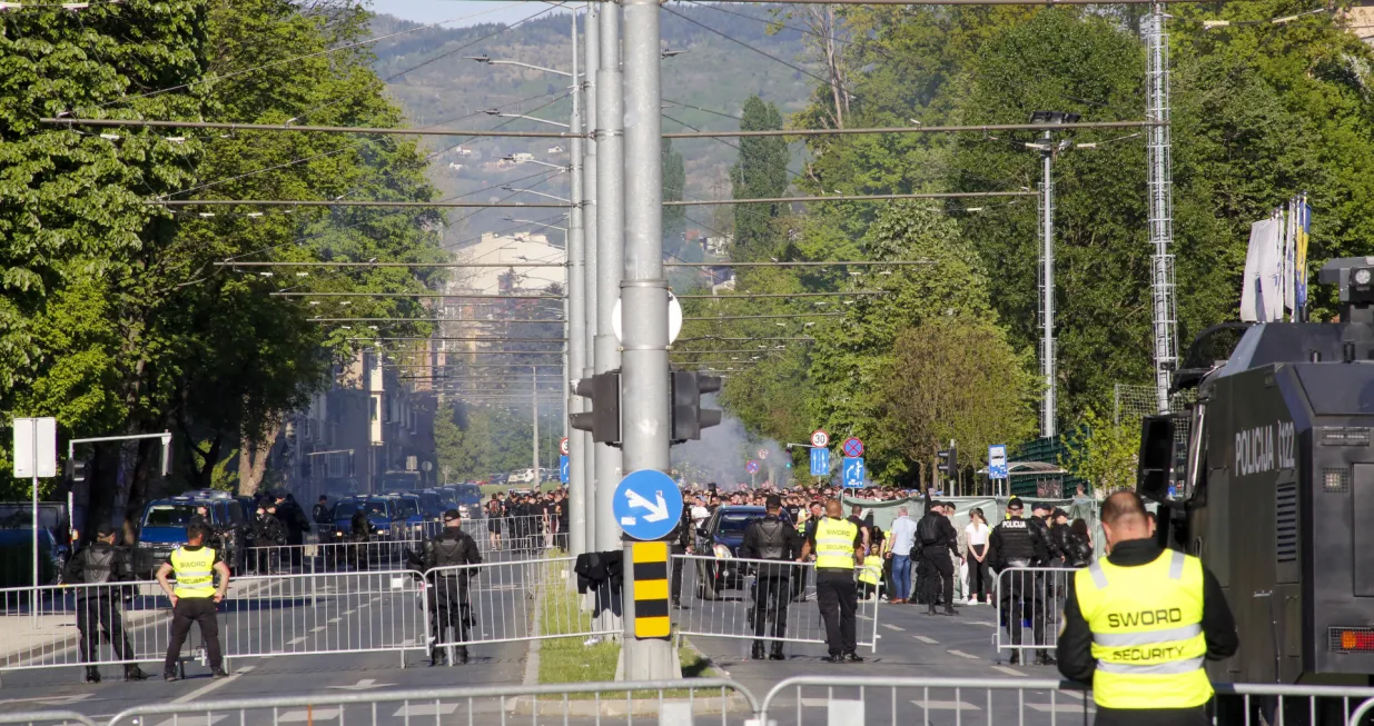 Specijalne snage MUP-a KS kod stadiona Grbavica nadgledaju Horde zla