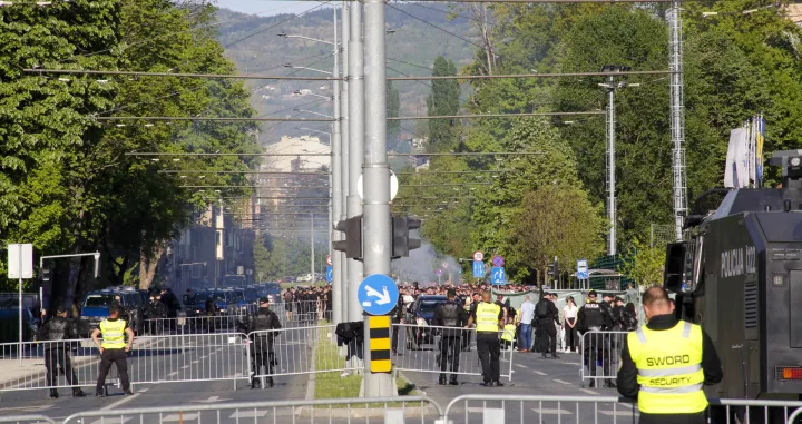 Specijalne snage MUP-a KS kod stadiona Grbavica nadgledaju Horde zla