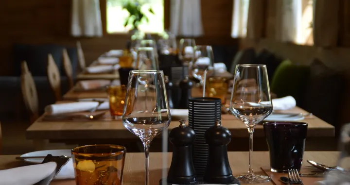 tanjiri, escajg, vinske čaše, restoran, večera, ručak/Pixabay