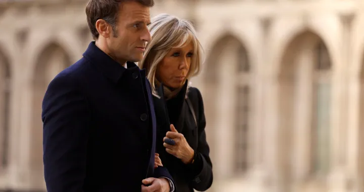 epa10281559 French President Emmanuel Macron and his wife Brigitte Macron attend a tribute ceremony for late French abstract painter Pierre Soulages at the Cour Carree of the Louvre museum in Paris, France, 02 November 2022. Pierre Soulages died at the age 102 on 26 October 2022. EPA/CHRISTIAN HARTMANN/POOL MAXPPP OUT/Christian Hartmann/Pool