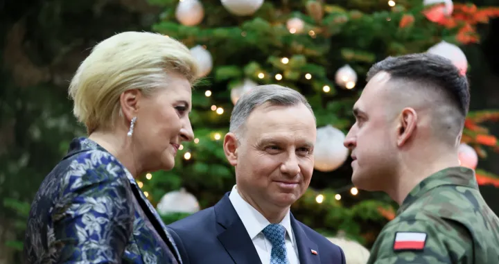 epa10374830 President Andrzej Duda (C) and First Lady Agata Kornhauser-Duda (L) during a Christmas meeting attended by soldiers of the Polish Army, officers of the Police, Border Guard and State Fire Service, as well as soldiers of allied armies, in Rzeszow, southeast Poland, 20 December 2022. EPA/Leszek Szymanski POLAND OUT/Leszek Szymanski