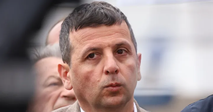 Poslanik u NSRS Nebojša Vukanović pres ispred ohr-a/Senad Gubelić