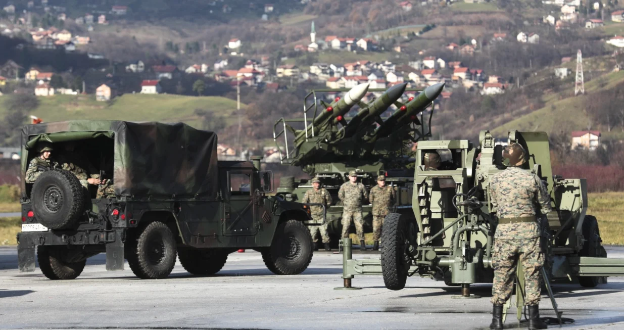 Sarajevo, BiH - 29. novembar 2019:U kasarni Rajlovac u Sarajevu danas je u prisustvu predsjedavajućeg Predsjedništva Željka Komšića upriličeno svečano postrojavanje komandi i jedinica Oružanih snaga BiH povodom obilježavanja 14. godišnjice OS BiH i 1. decembra - Dana OS BiH. (Samir Yordamoviç - Anadolu Agency)/Samir Yordamoviç