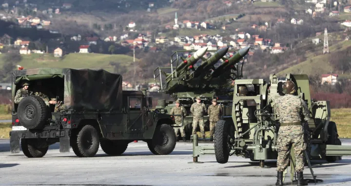 Sarajevo, BiH - 29. novembar 2019:U kasarni Rajlovac u Sarajevu danas je u prisustvu predsjedavajućeg Predsjedništva Željka Komšića upriličeno svečano postrojavanje komandi i jedinica Oružanih snaga BiH povodom obilježavanja 14. godišnjice OS BiH i 1. decembra - Dana OS BiH. (Samir Yordamoviç - Anadolu Agency)/Samir Yordamoviç