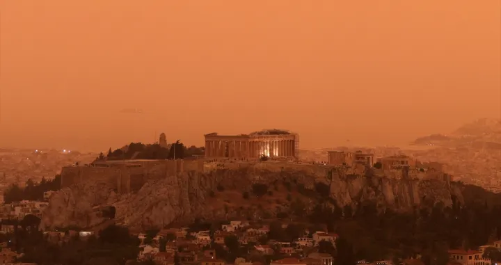 Pustinjska prašina iz Afrike stigla u Atinu i obojila nebo u narandžasto/Anadolija