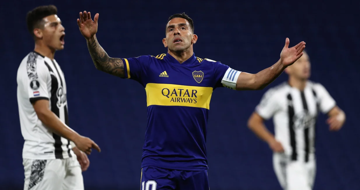 epa08707346 Carlos Tevez of Boca Juniors reacts (C) during a Copa Libertadores match between Boca Juniors and Libertad at La Bombonera stadium in Buenos Aires, Argentina, 29 September 2020. EPA/AGUSTIN MARCARIAN/POOL