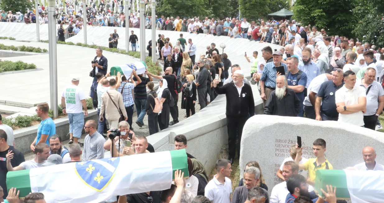 Srebrenica Potočari polaganje vijenaca i dženaza/Didier Torche 