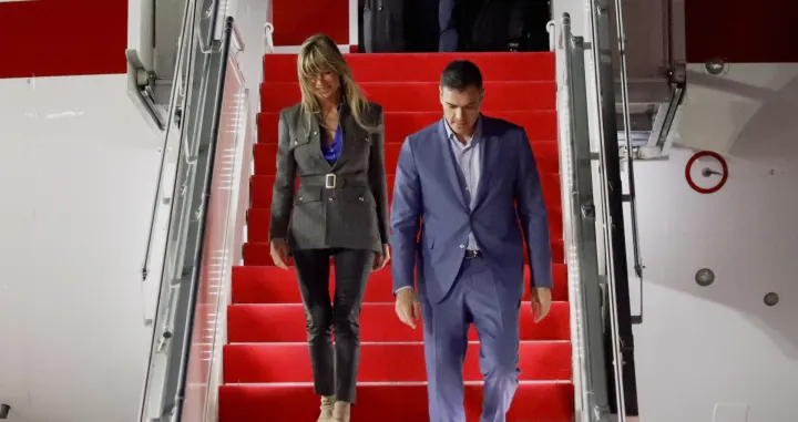 epa10305415 Spain's Prime Minister Pedro Sanchez (R) and his wife Begona Gomez (L) arrive at Ngurah Rai International Airport ahead of the G20 Summit in Bali, Indonesia, 14 November 2022. The 17th Group of Twenty (G20) Heads of State and Government Summit will be held in Bali from 15 to 16 November 2022. EPA/AJENG DINAR ULFIANA/POOL/Ajeng Dinar Ulfiana/Pool