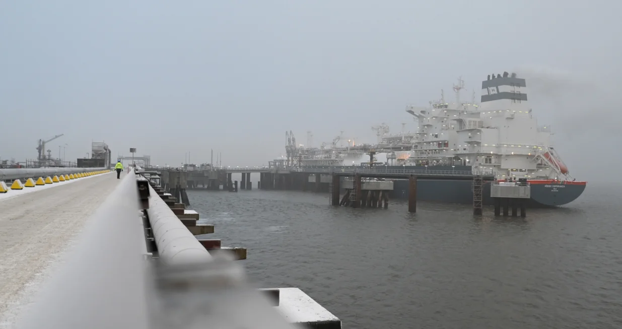epa10369643 A general view of the 'Hoegh Esperanza' Floating Storage and Regasification Unit (FSRU) during the opening ceremony of Germany's first LNG (liquefied natural gas) terminal in Wilhelmshaven, Germany, 17 December 2022. Germany inaugurates on the day its first LNG terminal, built on its northern coast, as the country decided to cut its dependence from Russian energy imports. EPA/LARS-JOSEF KLEMMER/POOL/Lars-josef Klemmer/Pool