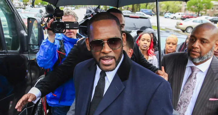 epa09492087 (FILE) - US R&B singer R. Kelly approaches his vehicles as he leaves court at the Leighton Criminal Courts building after a status hearing on his sexual assault charges in Chicago, Illinois, USA, 07 May 2019 (reissued 27 September 2021). R. Kelly, whose full name is Robert Sylvester Kelly, has been found guilty of racketeering and sex trafficking charges by a US jury on 27 September 2021. EPA/TANNEN MAURY *** Local Caption *** 55175284/Tannen Maury