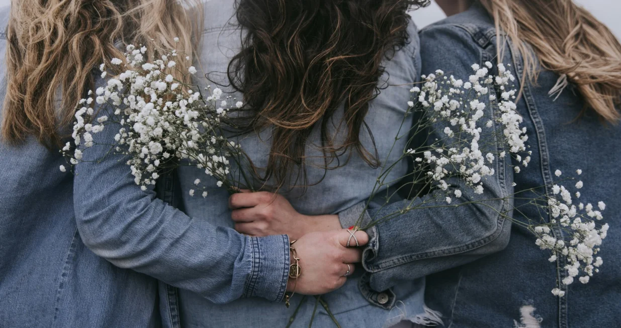 (dan) žena, djevojka, žene, djevojke, prijateljice, cvijeće, zagrljaj, podrška/Unsplash