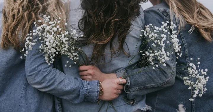 (dan) žena, djevojka, žene, djevojke, prijateljice, cvijeće, zagrljaj, podrška/Unsplash