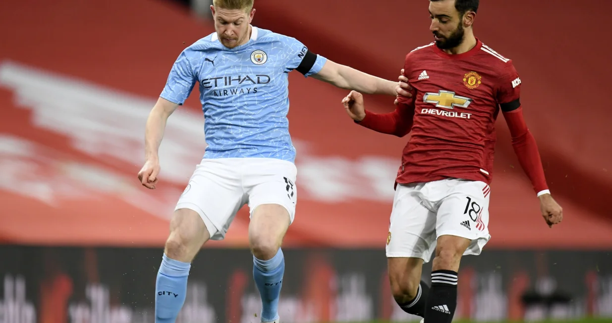 epa08923345 Bruno Fernandes of Manchester United (R) in action against Kevin de Bruyne of Manchester City (L) during the English Carabao Cup semi final soccer match between Manchester United vs Manchester City in Manchester, Britain, 06 January 2021. EPA/Peter Powell/POOL EDITORIAL USE ONLY. No use with unauthorized audio, video, data, fixture lists, club/league logos or 'live' services. Online in-match use limited to 120 images, no video emulation. No use in betting, games or single club/league/player publications.