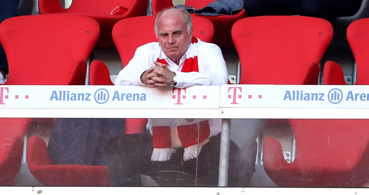 epa08484288 Uli Hoeness (front C), Honorary President of FC Bayern Munich, watches the Bundesliga match between FC Bayern Munich and Borussia Moenchengladbach at Allianz Arena in Munich, Germany, 13 June 2020 (issued 14 June 2020). EPA/Alexander Hassenstein/POOL DFL regulations prohibit any use of photographs as image sequences and/or quasi-video.