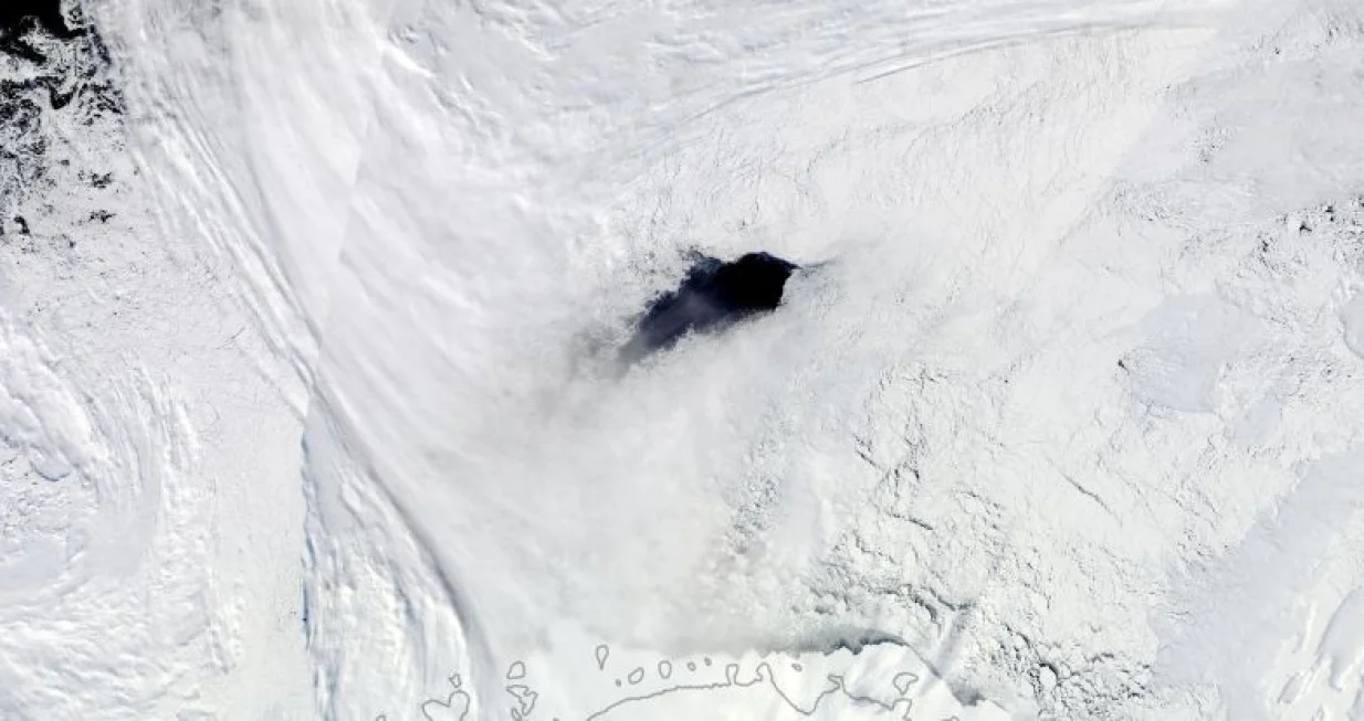 Polynya Maud Rise u septembru 2017. (NASA Earth Observatory)antarktička rupa/