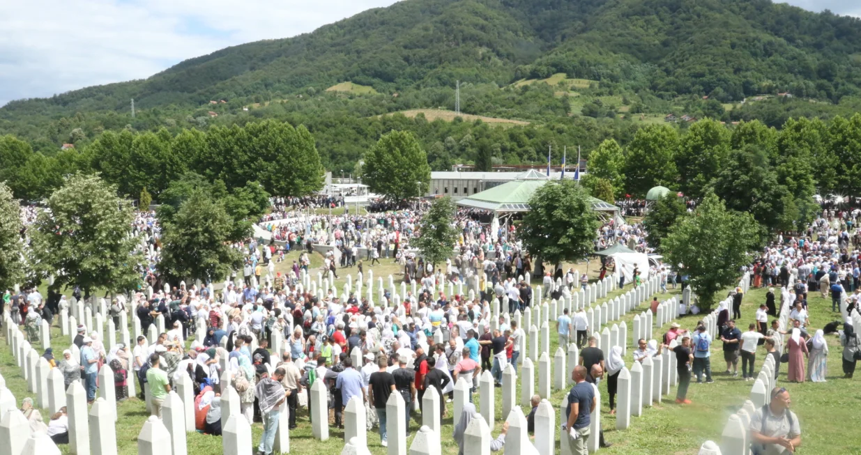 Srebrenica Potočari polaganje vijenaca i dženaza/Didier Torche 