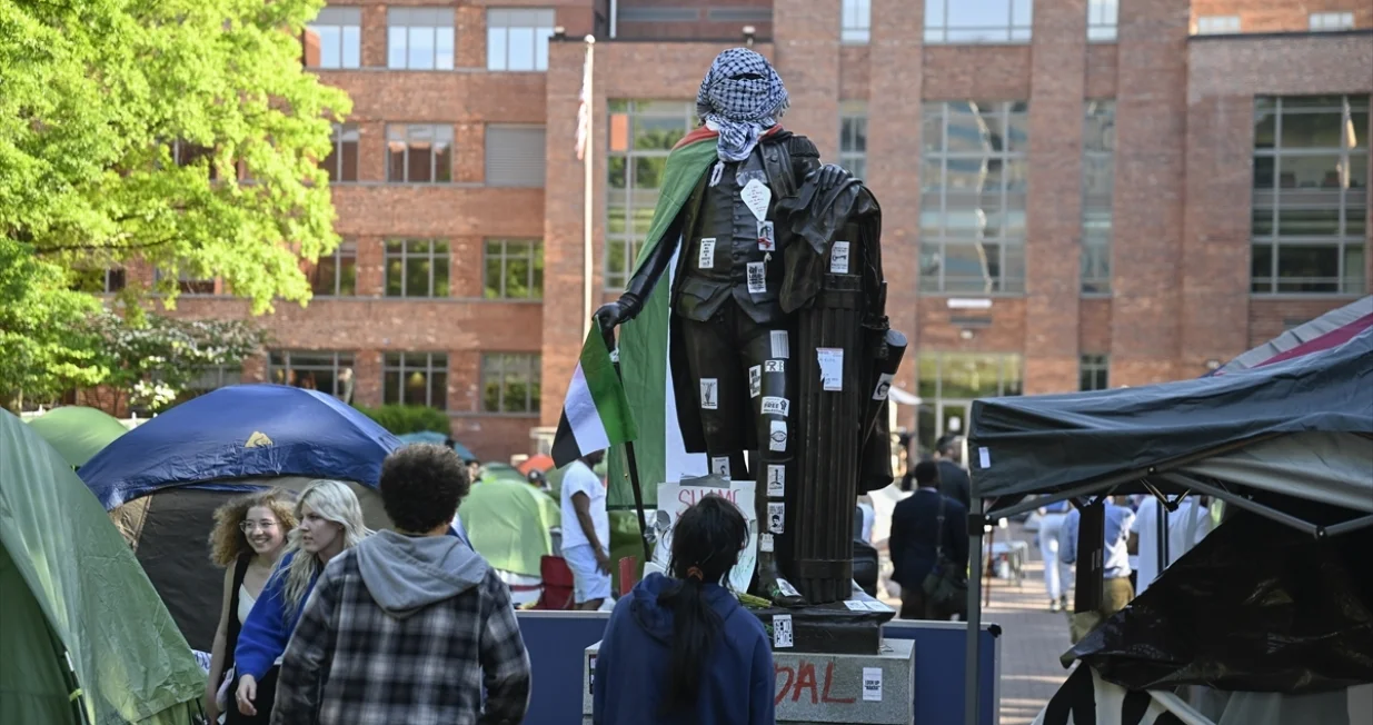 Demonstranti su na američkom Univerzitetu "George Washington" umotali palestinsku maramu na spomenik oca osnivača Amerike/ANADOLIJA/