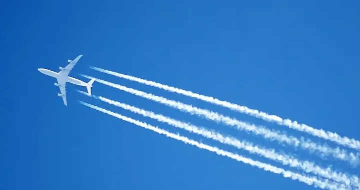 tragovi aviona na nebu/