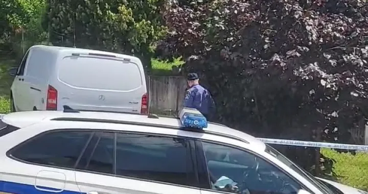 Policija ispred kuće u kojoj eje ubijena žena/Screenshot/