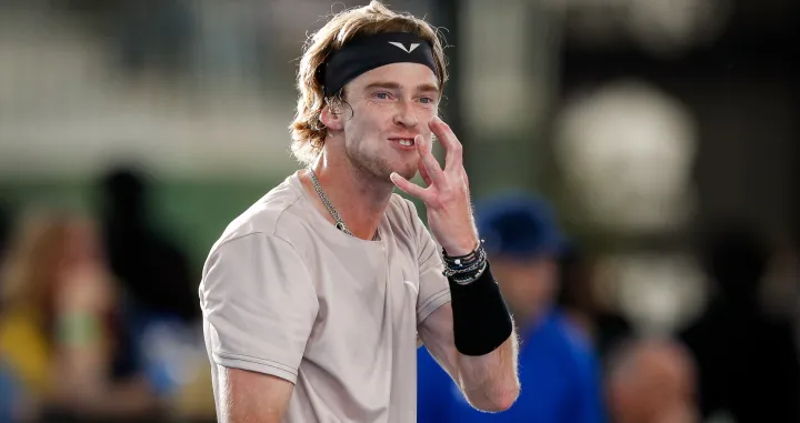 epa10386951 Andrey Rublev reacts during his match against Roberto Bautista Agut of Spain at the 2023 Adelaide International Tennis Tournament at the Memorial Drive Tennis Centre in Adelaide, Australia, 03 January 2023. EPA/MATT TURNER AUSTRALIA AND NEW ZEALAND OUT