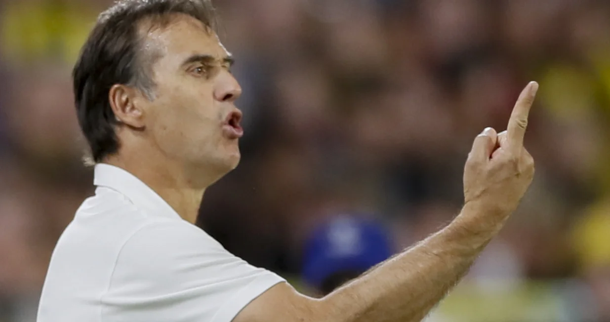 epa10225705 Sevilla's head coach Julen Lopetegui during the UEFA Champions League match between Sevilla and Borusia Dortmund held at Sanchez Pijuan Stadium in Sevilla, Spain, 05 October 2022. EPA/JOSE MANUEL VIDAL
