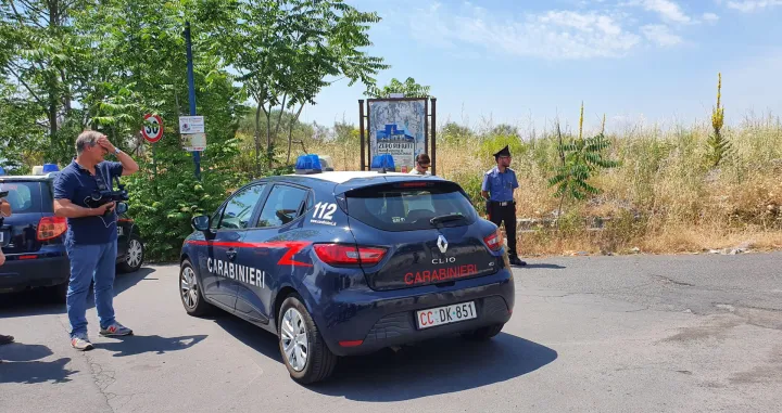 epa10012174 Italian Carabinieri officers gather near a field where the body of a five-year-old reported as being kidnapped was found, in Mascalucia, Catania, Sicily, southern Italy, 14 June 2022. According to the mother, five-year-old Elena was kidnapped on 13 June by three men in the Sicilian town of Piano Tremestieri, near Catania. It was the woman who reportedly led authorities to the body after a night of questioning. EPA/ORIETTA SCARDINO/Orietta Scardino