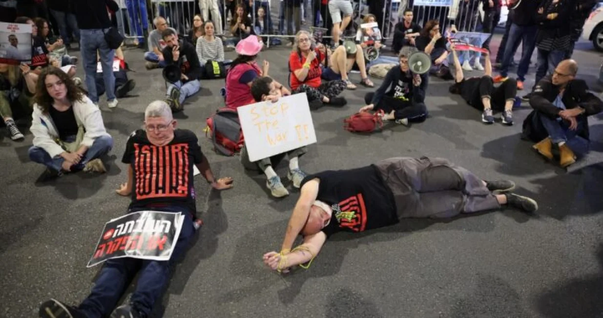 Članovi porodica izraelskih talaca koji su zarobljeni u Gazi blokirali su glavnu cestu u Tel Avivu, zahtijevajući da Benjamin Netanyahu prihvati sporazum o prekidu vatreAFP/