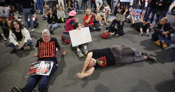 Članovi porodica izraelskih talaca koji su zarobljeni u Gazi blokirali su glavnu cestu u Tel Avivu, zahtijevajući da Benjamin Netanyahu prihvati sporazum o prekidu vatreAFP/