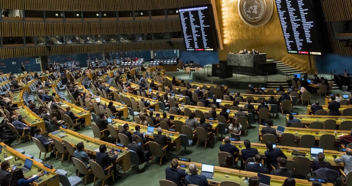 epa10239615 The United Nations General Assembly votes to pass a resolution condemning Russia's annexation of regions of Ukraine during an emergency session at United Nations Headquarters in New York, New York, USA, 12 October 2022. EPA/JUSTIN LANE/Justin Lane